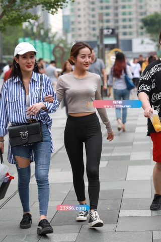 【凯恩赛帖】落落大方的蜜桃运动裤女孩