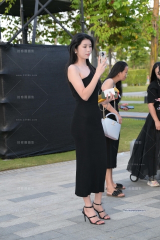 斜肩黑色长裙女神御姐