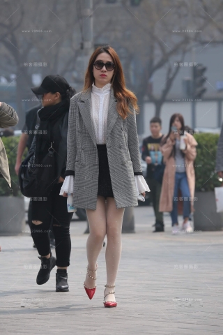 街拍印花丝袜女神姐姐