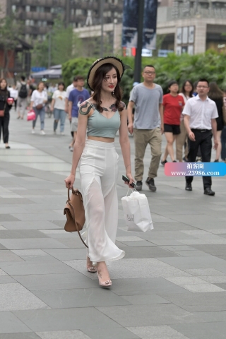 街拍白色阔腿裤性感御姐