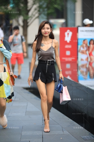 面对镜头 很有礼貌