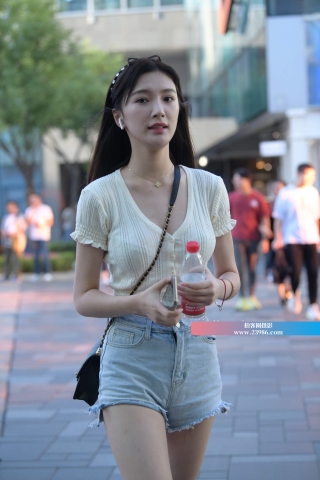 街拍热裤小姐姐