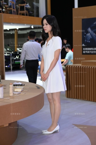 车展白裙肉丝礼仪小姐姐