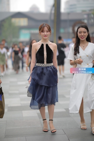 搭讪街拍深色群凉高美女