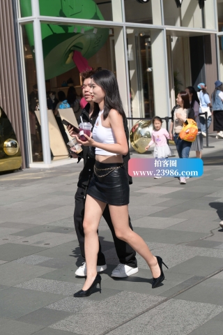 街拍皮短裙美腿小姐姐