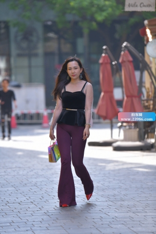 酒红色的喇叭裤高跟美眉