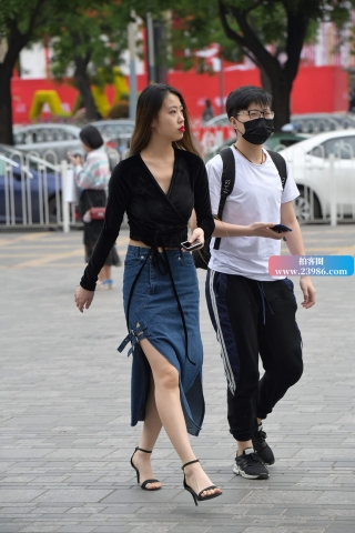 风度翩翩的开叉牛仔裙高跟靓女