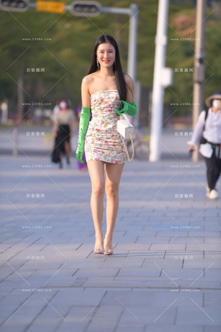 抹胸花裙性感美女