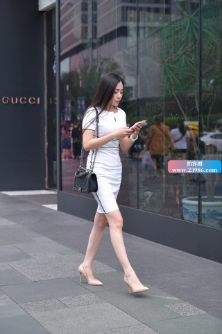 街拍苗条高挑长腿美女，霸气御姐范。