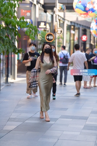 长裙高跟街拍美女