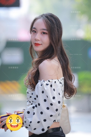 【玻璃街拍】黑色牛仔裤漂亮学妹