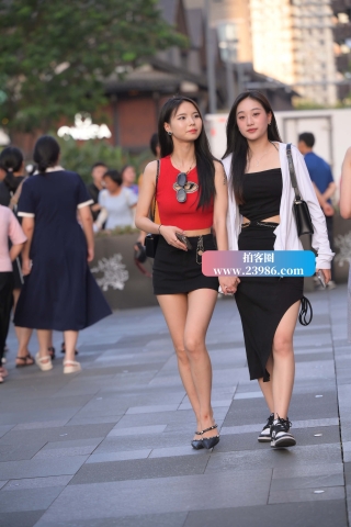 街拍红衣短裙美腿小姐姐