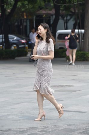 街拍气质优雅的高跟美女