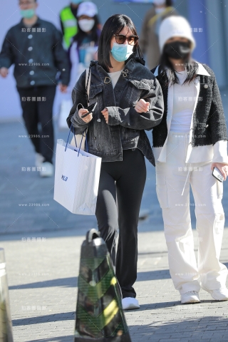 黑色紧身瑜伽裤美眉