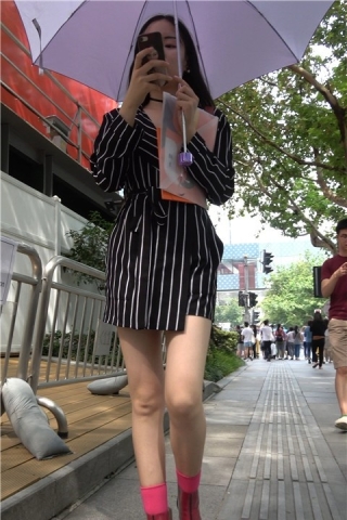4K 白皙美腿条纹衣服街拍美女（视频版）