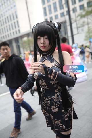 漫展拍摄玩cos的少女