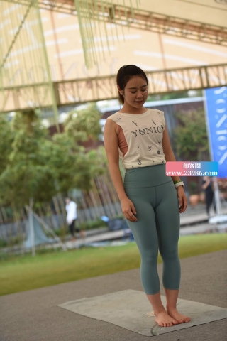 练习瑜伽的美女