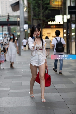 小姐姐的红色包包有点大