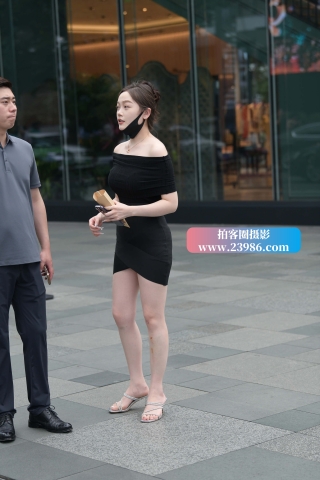 街拍白皙的包臀裙美眉