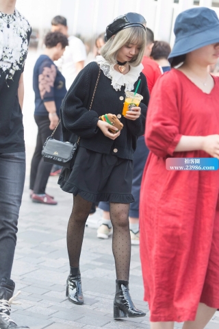 点点黑丝小美眉