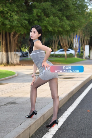 灰色短裙大长腿高跟美女