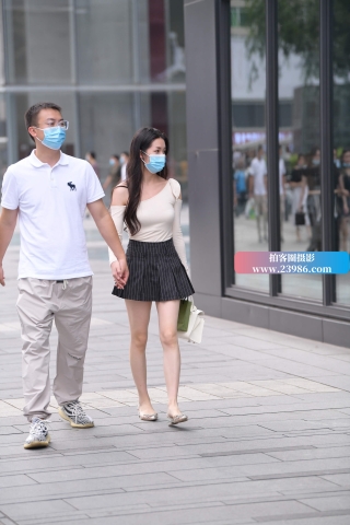 街拍小短裙漂亮女友