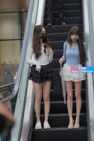 街拍超短裙网红姐妹