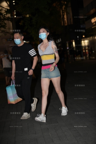 街拍热裤美腿美眉