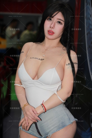 丰满的网红模特（猪小七）