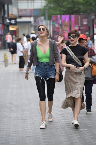 低胸丰满性感美女