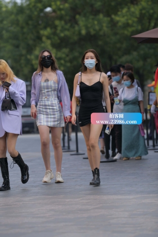 吊带包臀短裙小姐姐