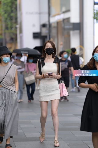 气质短裙街拍美女