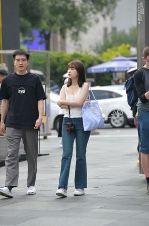 街拍有点小可爱的牛仔裤小仙女