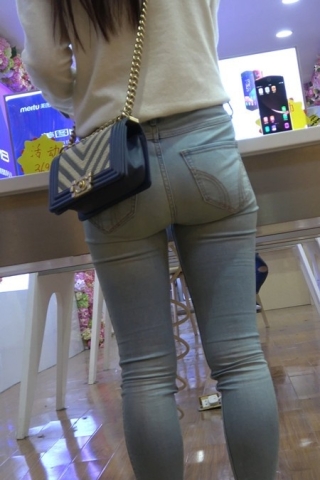 逛商场的极品紧身蓝牛肉臀MM [595 MB]（视频版）