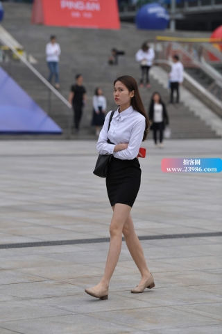 苗条的工装小姐姐