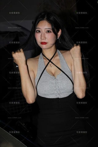 灰色小背心黑色短裙