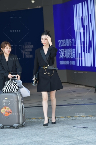 时尚苗条高跟美女