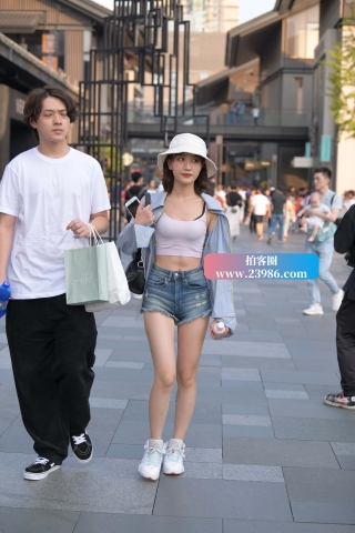 带着帽子的妞！