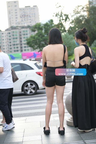 街拍大露背性感美眉