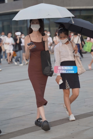 伞下的棕色长裙小仙女