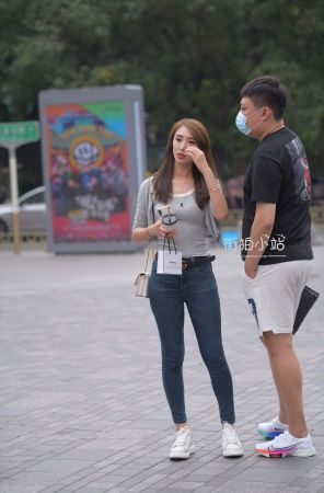 街拍高颜值牛仔小姐姐