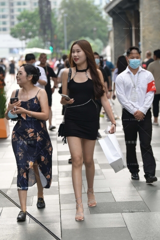 街拍黑色短裙小姐姐