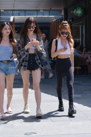 小背心，黑色紧身裤