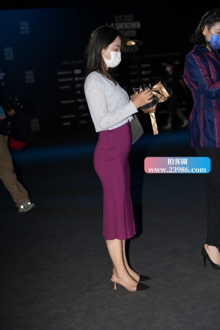 吊带晚装长裙美女