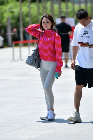 ★漂亮灰紧身裤美女