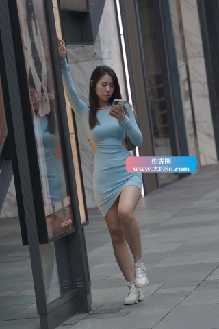 搭讪蓝色短裙美女