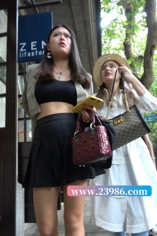4K - 街拍黑色性感百褶短裙美眉 [1.68 GB/MP4]（视频版）