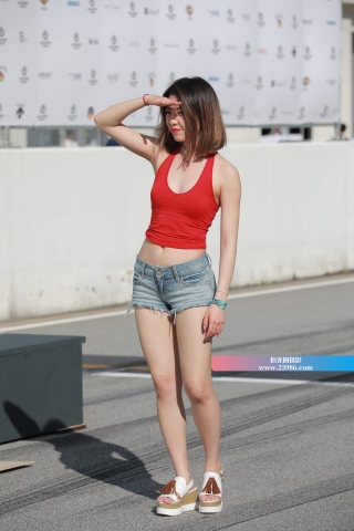 街拍红色背心妹子