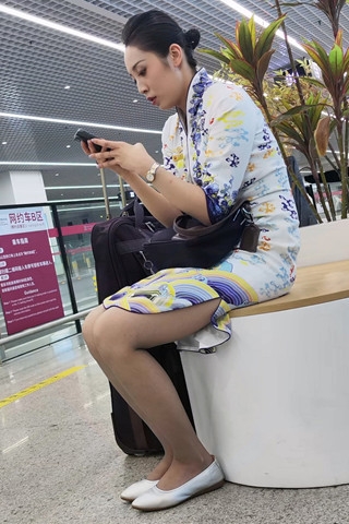手机4k视频偶遇海航空姐下班换高跟~（视频版）