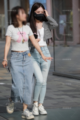 浅蓝牛仔裤美女